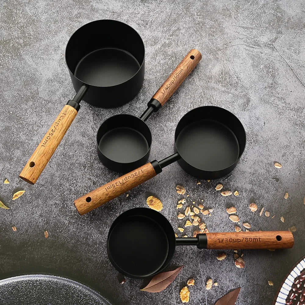 Maatbekers & Maatlepels met Houten Handvat — 8-delige RVS Bakset