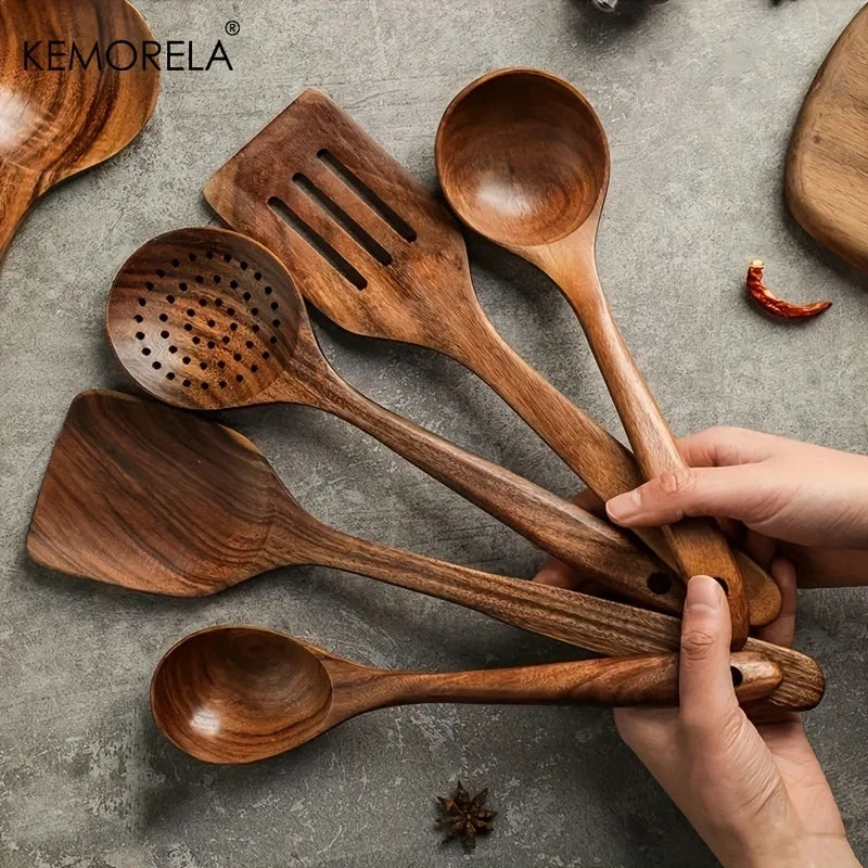 Teakhouten keukengerei set in de hand