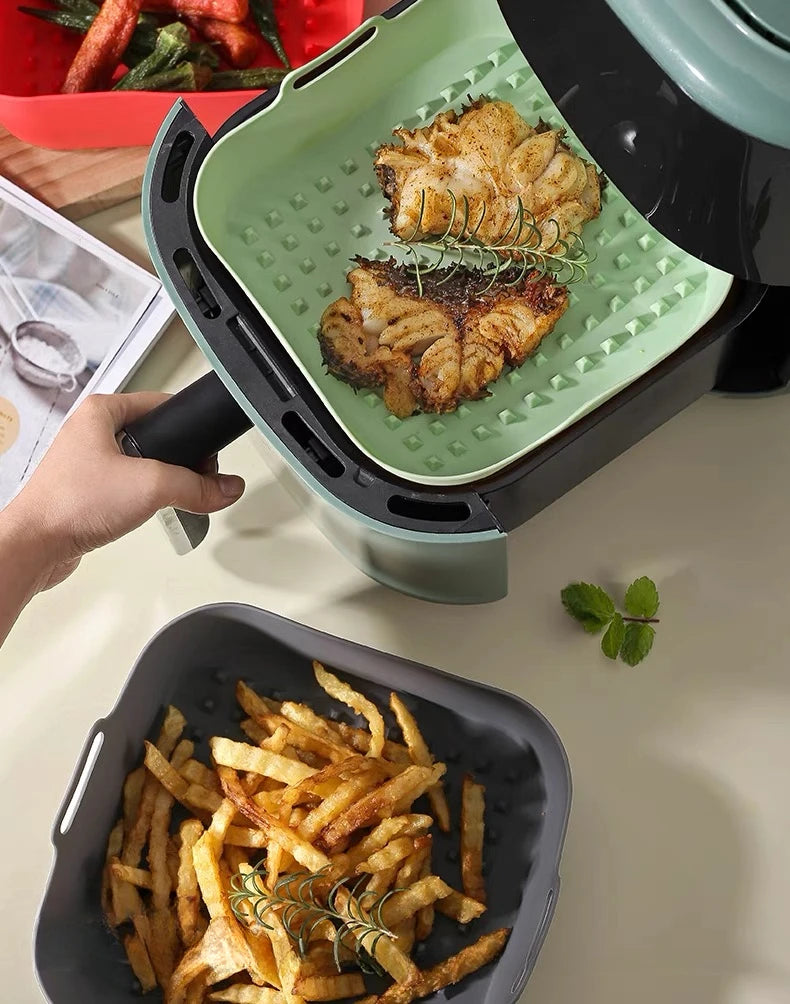 Siliconen airfryer bakje in een airfryer mandje