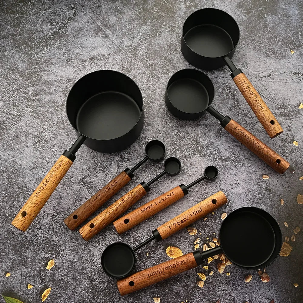 Maatbekers & Maatlepels met Houten Handvat — 8-delige RVS Bakset
