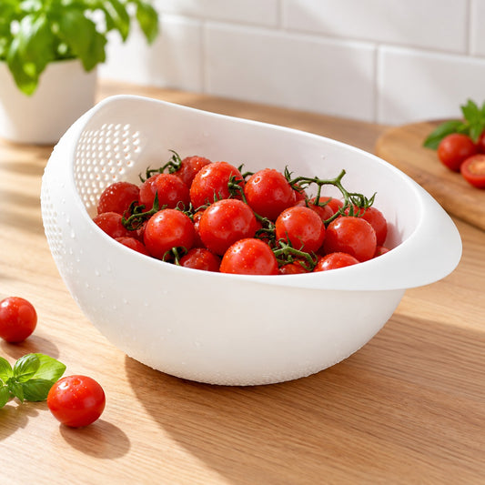 Witte vergietkom met cherrytomaatjes