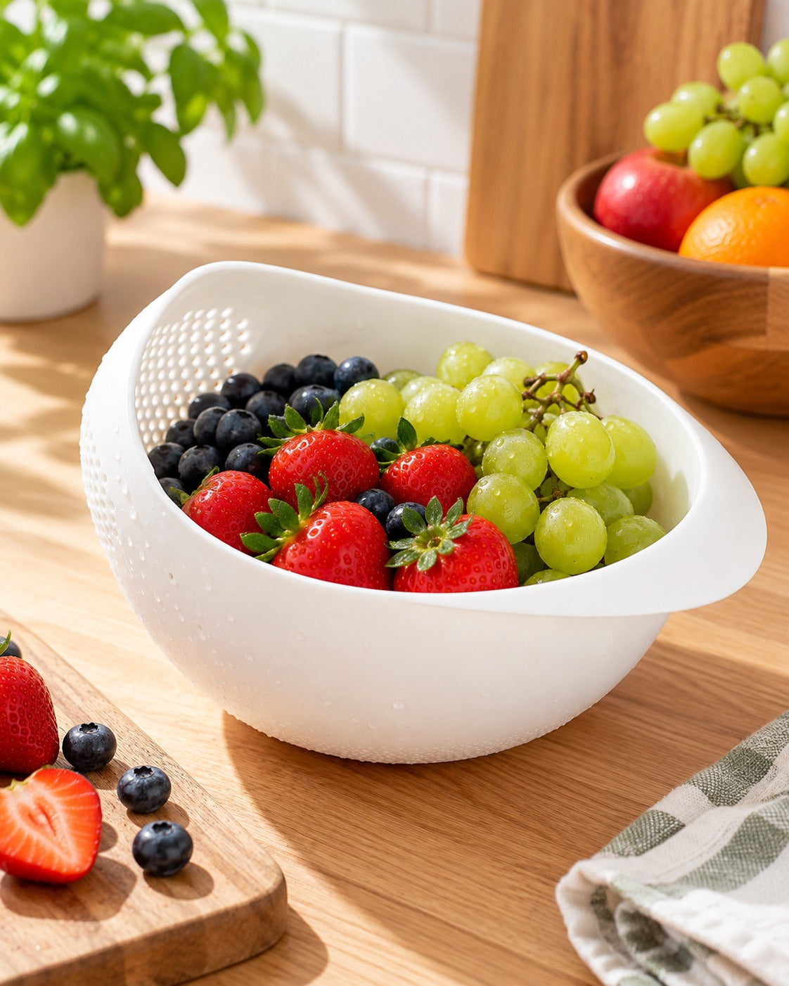 Vergietkom met gewassen fruit op het aanrecht