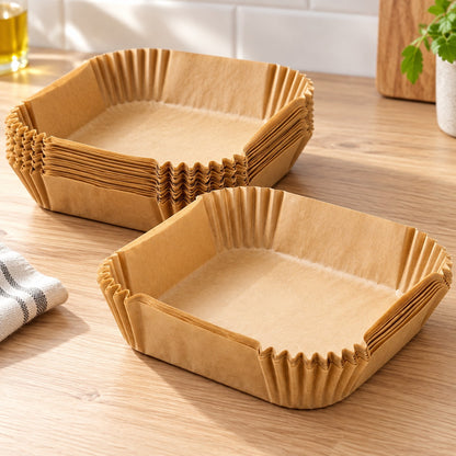 Stapel bruine airfryer-bakpapiertjes met opstaande rand