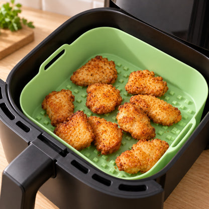 Kipnuggets in het siliconen airfryer-bakje, mand blijft schoon