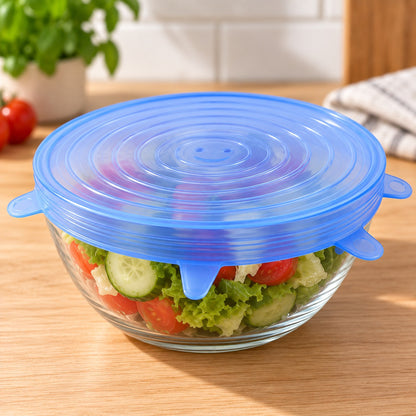 Siliconen deksel strak gespannen over een glazen kom met salade