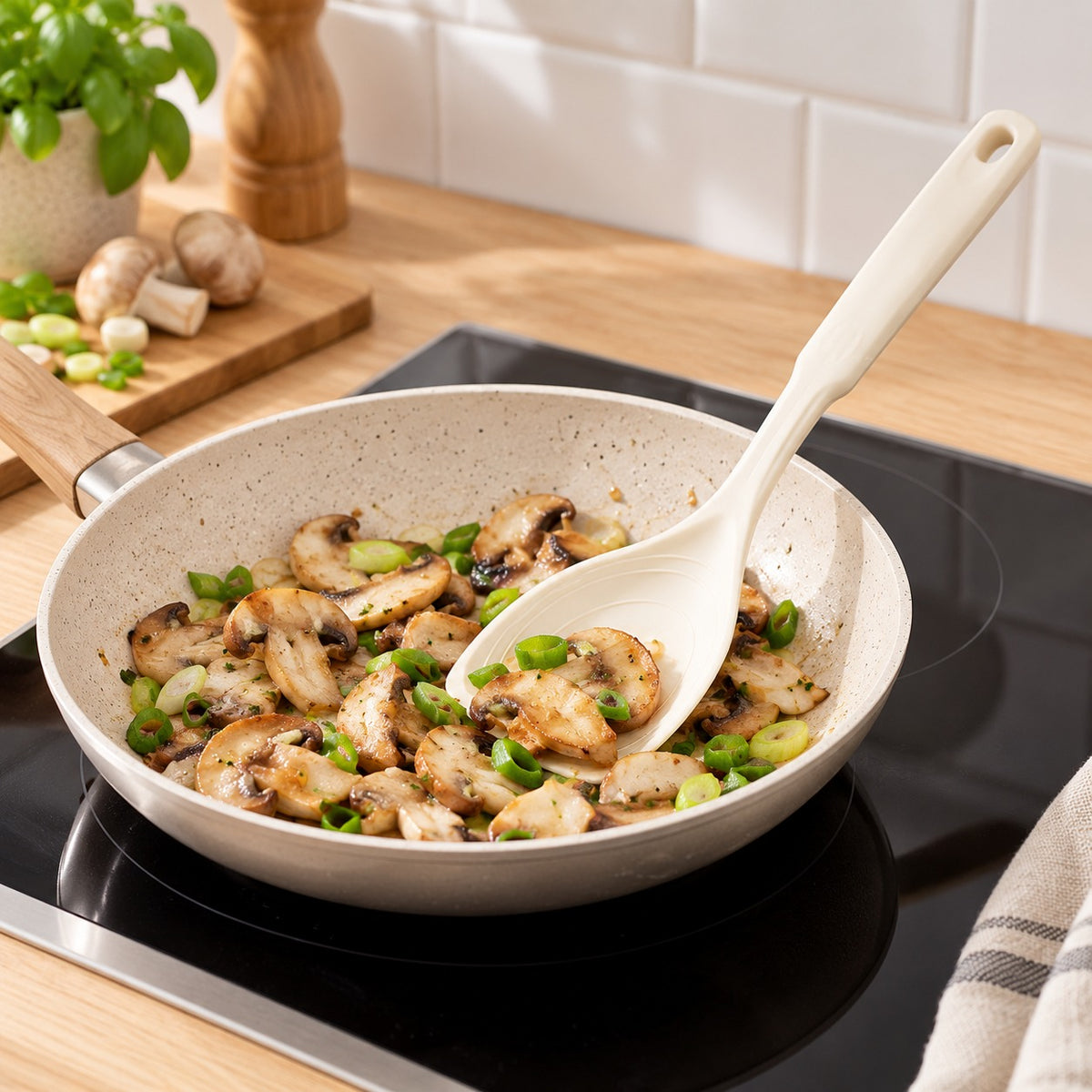 Crèmewitte spatel-lepel in een pan met champignons