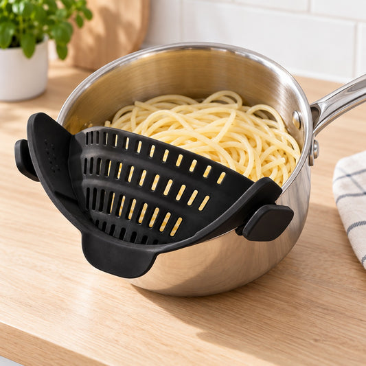Zwarte clip-on pannenzeef aan een RVS-pan met spaghetti