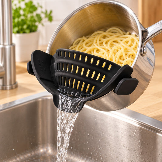 Pasta afgieten boven de gootsteen met de clip-on pannenzeef